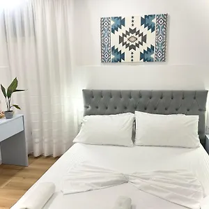 Square 3*, Tirana Albánie